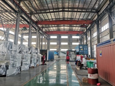 Jak tento velký ohýbací stroj zvládá kompenzaci korunky pro průhyb po celé délce ohybu?